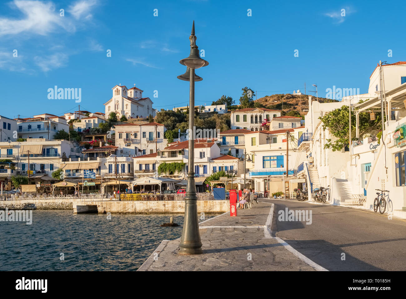 Andros, Griechenland - 31. Mai 2018: malerische Dorf Batsi auf der Insel Andros Kykladen, Griechenland Stockfoto