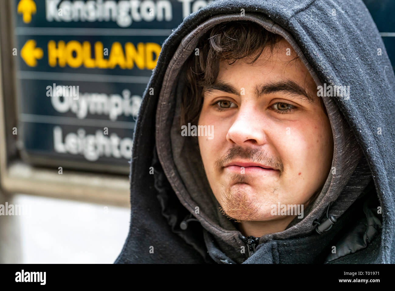 Unsichtbarer Mann. Ein junger Mann, Connor, ist obdachlos. Er sitzt ausserhalb der Kensington High Street-U-Bahnstation in der Hoffnung für ein paar Münzen. Niemand sieht ihn. Stockfoto