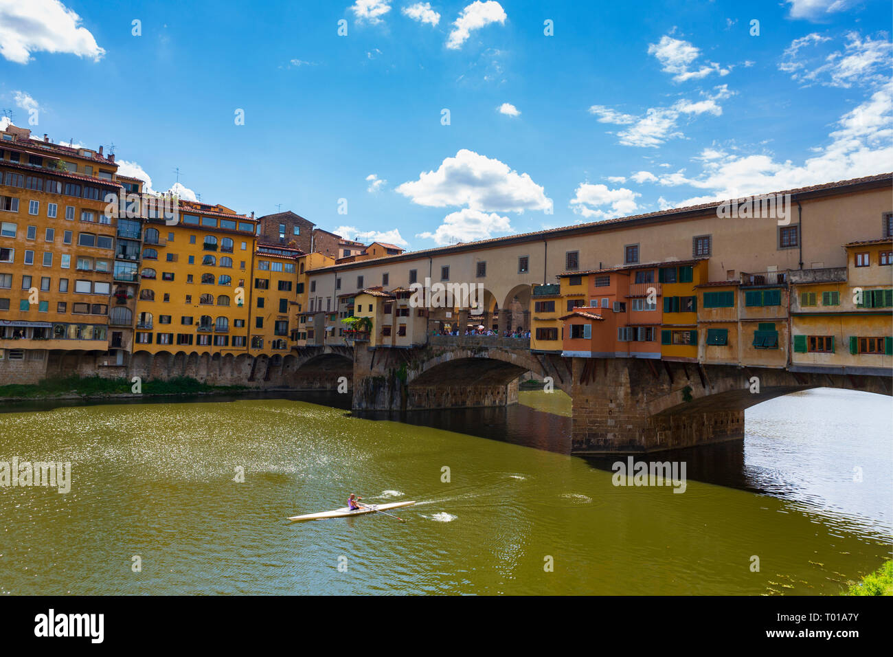 Der Ponte Vecchio, eine mittelalterliche Stein geschlossen - brüstungs Segmentbogen Brücke über den Fluss Arno in Florenz, Italien, bekannt für noch in Läden gebaut Stockfoto