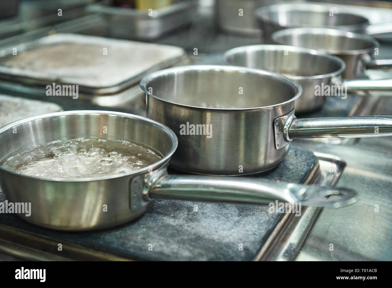 Nächsten Schritt. Nahaufnahme von kochendem Wasser in eine Metallwanne für Pasta kochen. Kochgeräte Stockfoto