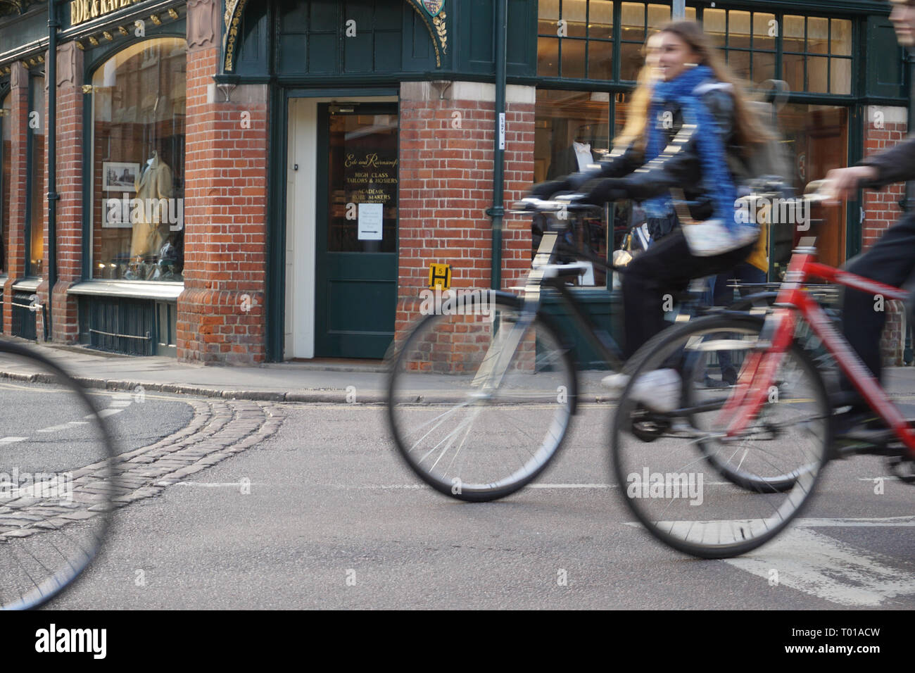 Eine generische Platzhaltergrafik für „Fehler bei der Bildverarbeitung“, Radfahrer auf der städtischen Straße Stockfoto