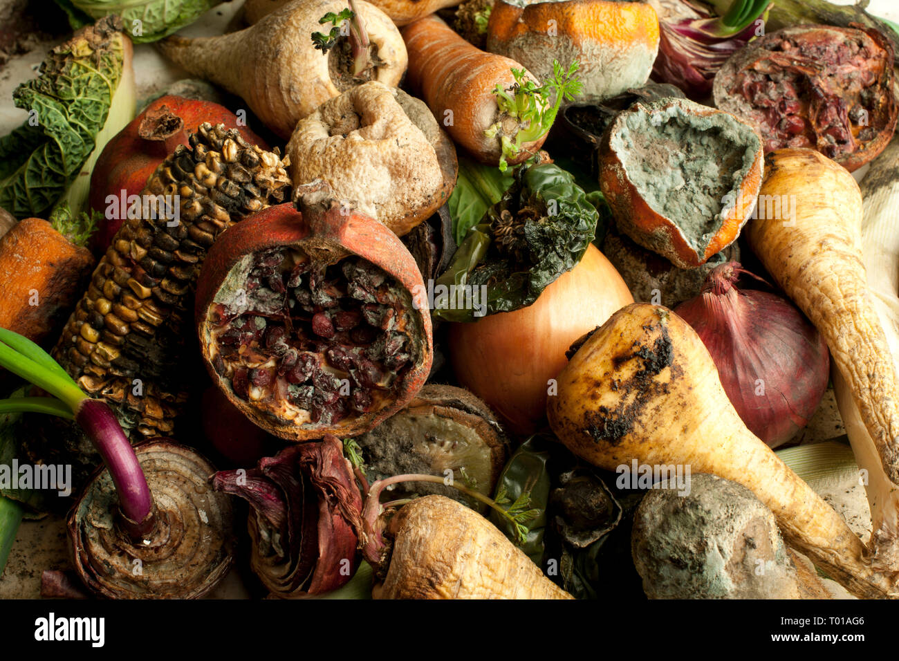 Faulendem Obst und Gemüse auf einem Tisch Stockfoto
