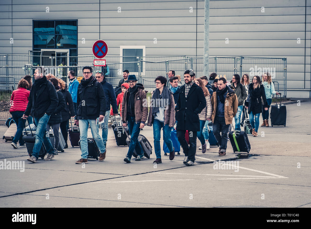 Berlin, Deutschland - März 2019: Menschen mit Handgepäck und Trolley Wandern am Flughafen Schönefeld in Berlin. Stockfoto