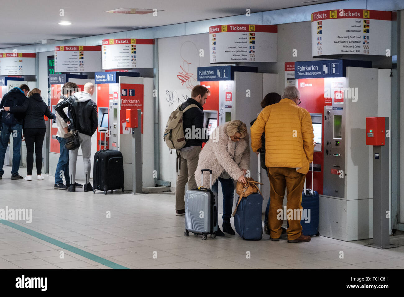 Berlin, Deutschland - März 2019: Menschen kaufen Ticket am Automaten in den U-Bahnhof in Berlin Stockfoto