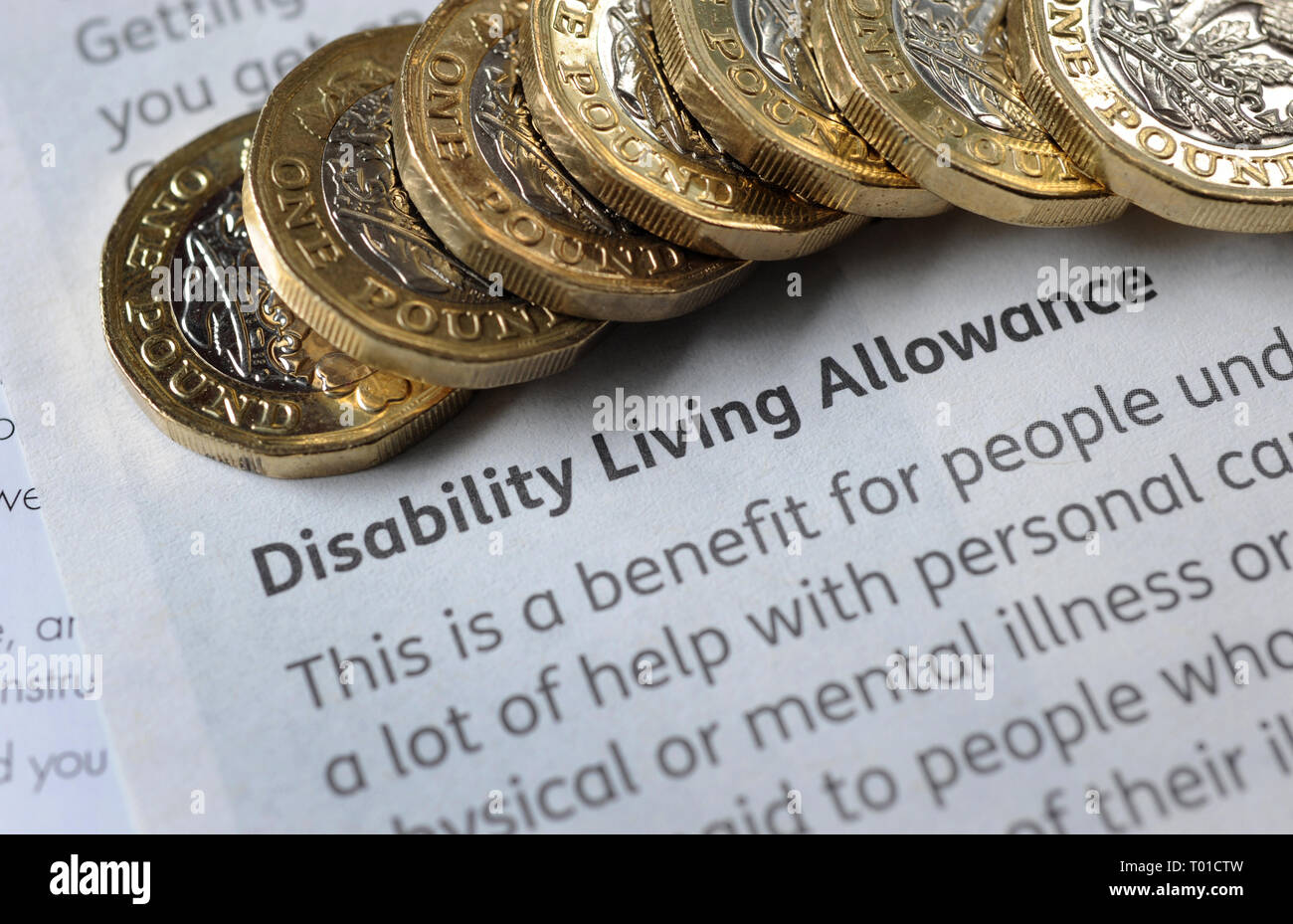 DWP Disability Living Allowance FALTBLATT MIT EINEM PFUND MÜNZEN RE nutzen die älteren Rentner mit niedrigem Einkommen RENTE KREDIT ETC. UK Stockfoto