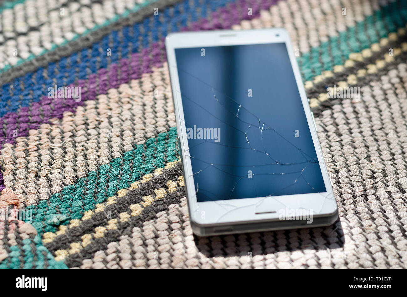 Gebrochene Handy aus Glas auf dem Boden Stockfoto