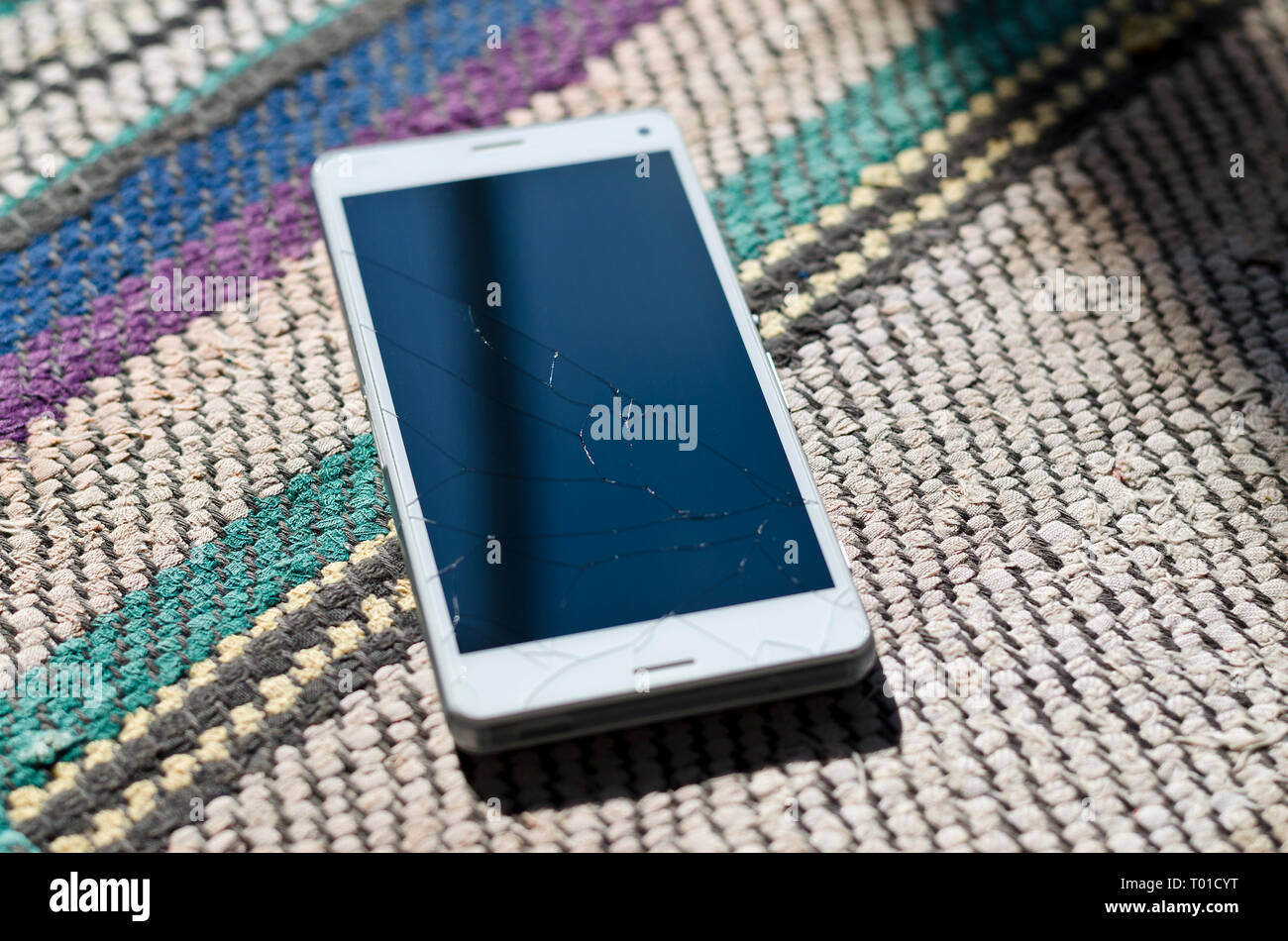 Gebrochene Handy aus Glas auf dem Boden Stockfoto