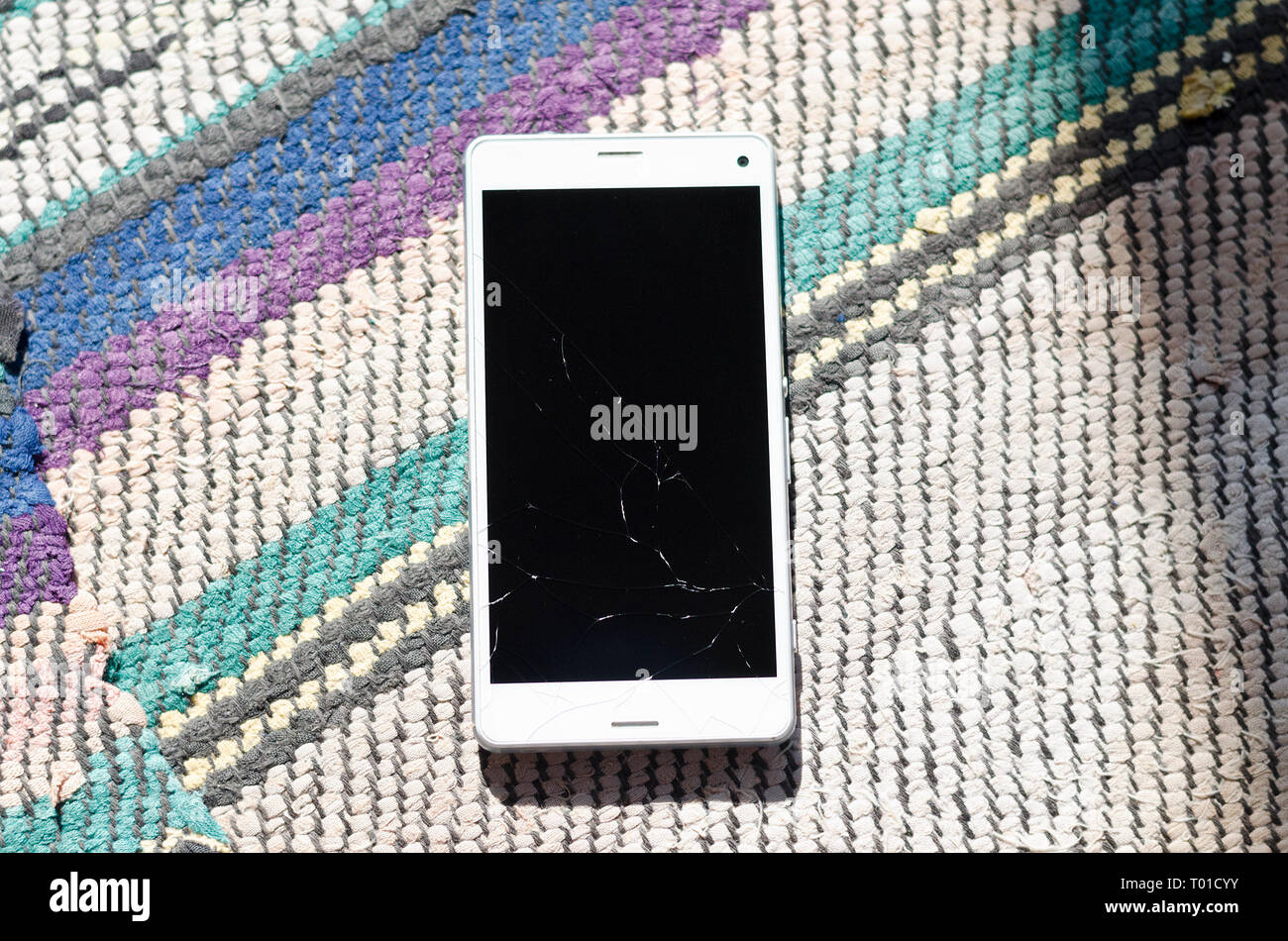 Gebrochene Handy aus Glas auf dem Boden Stockfoto
