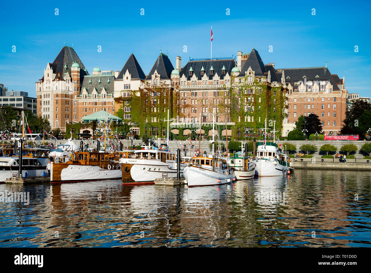 Das Fairmont Empress Hotel und Erbe Boote aus Holz im Inneren Hafen, Victoria, Vancouver Island, British Columbia, Kanada Stockfoto