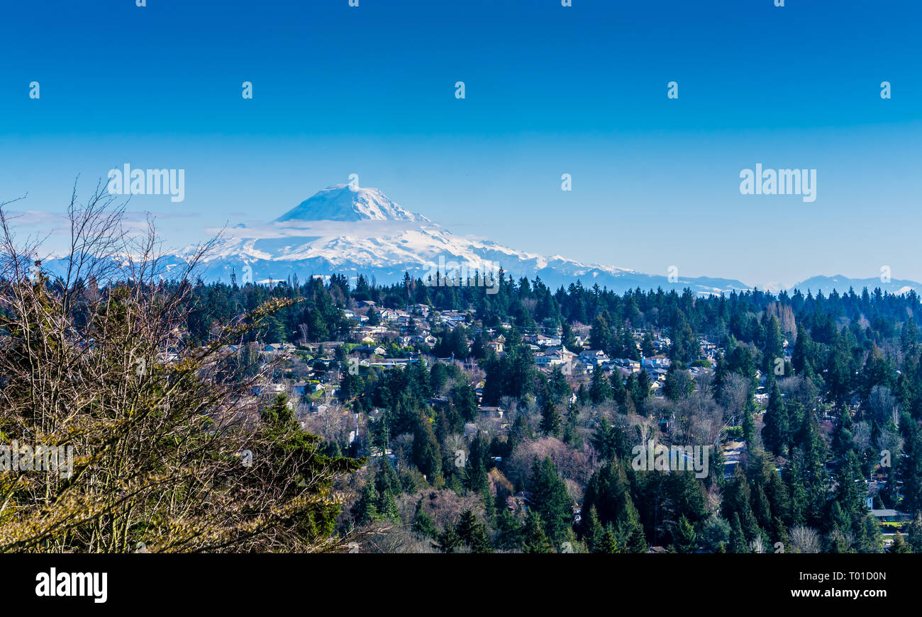 Ein Blick auf den Mount Rainier und Wohnungen. Stockfoto