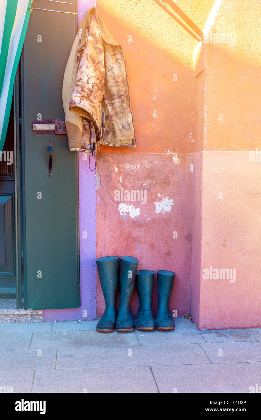 Zwei Paar Gummistiefel auf Gehweg Stockfoto