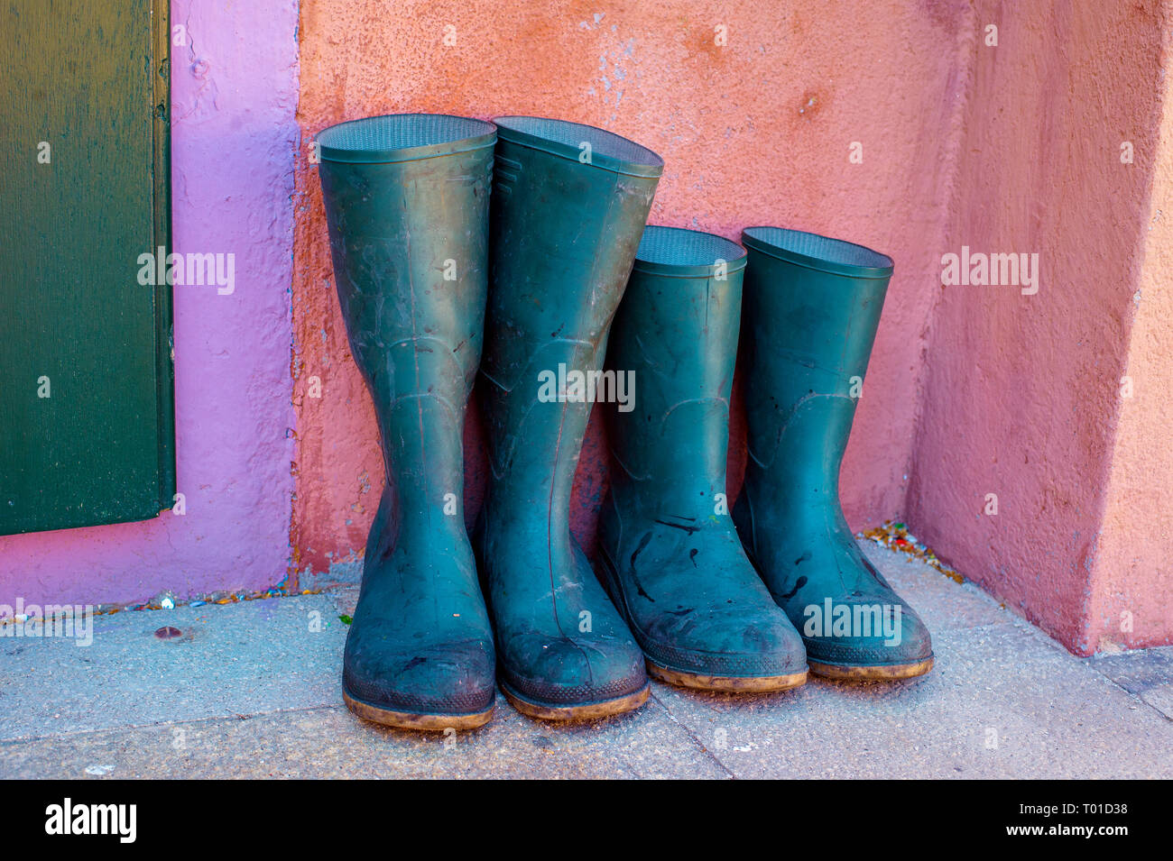 Zwei Paar Gummistiefel auf Gehweg Stockfoto