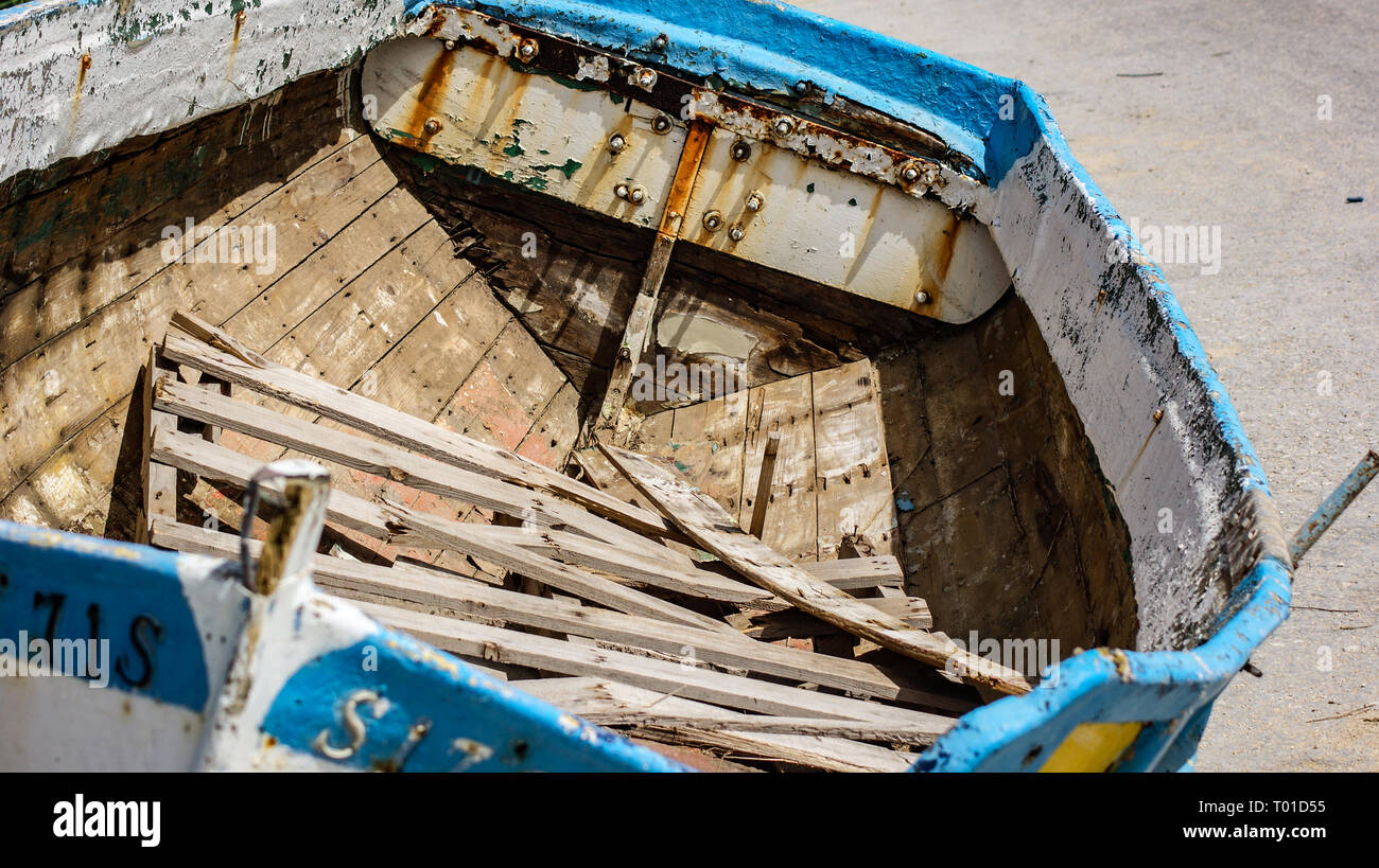 Eine verlassene Verrotten traditionelle maltesische Holzboot Stockfoto