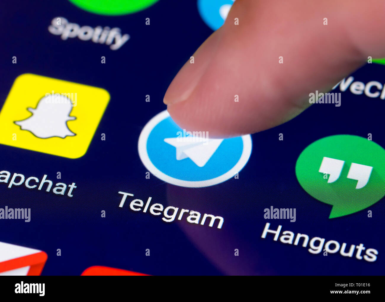 Finger, mit dem ein Symbol das Telegramm App auf einem Tablet-PC oder Smartphone mit Touchscreen zu laden. Telegramm". Stockfoto