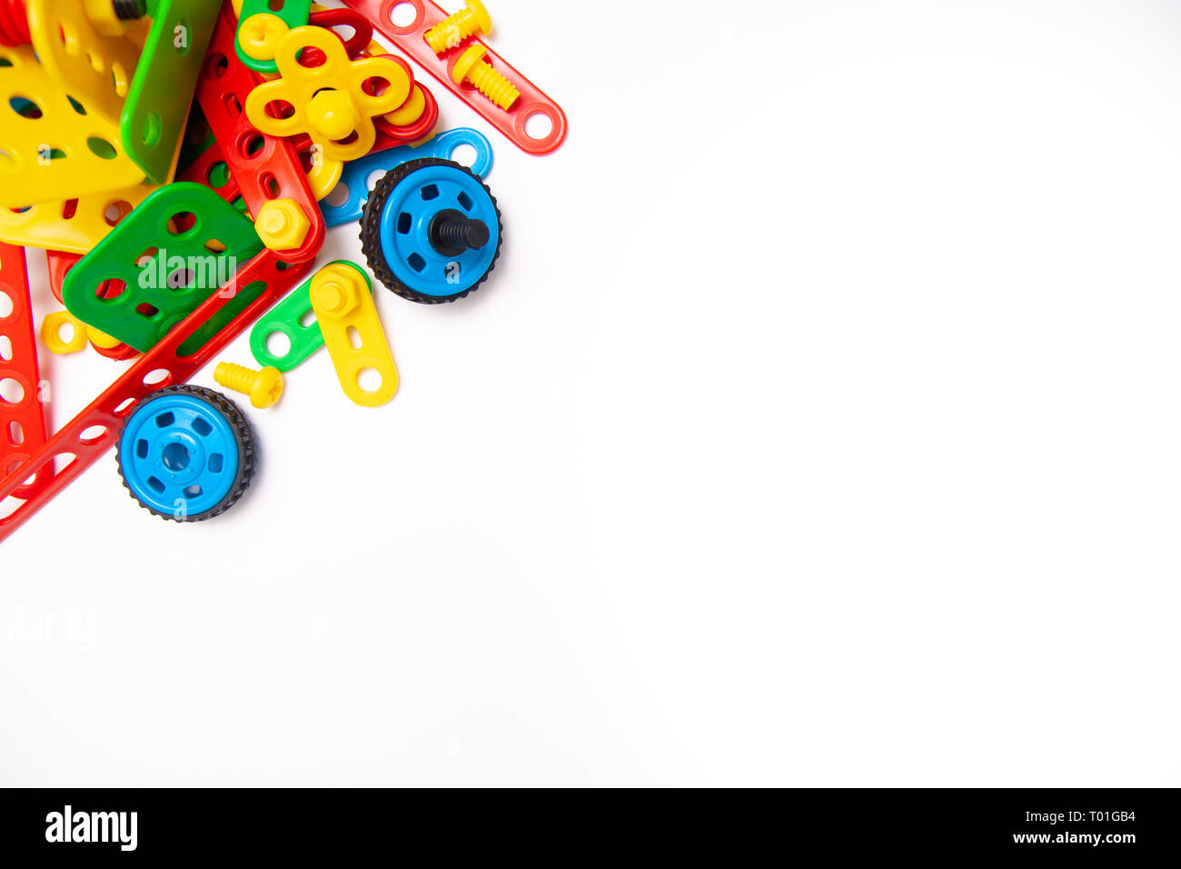 Rahmen für Text. Blick von oben auf die multicolor Kinder Spielzeug Bau Blöcke Ziegel auf weißem Hintergrund. Copyspase. Flach. Kinder Spielzeug auf dem Tisch. Stockfoto