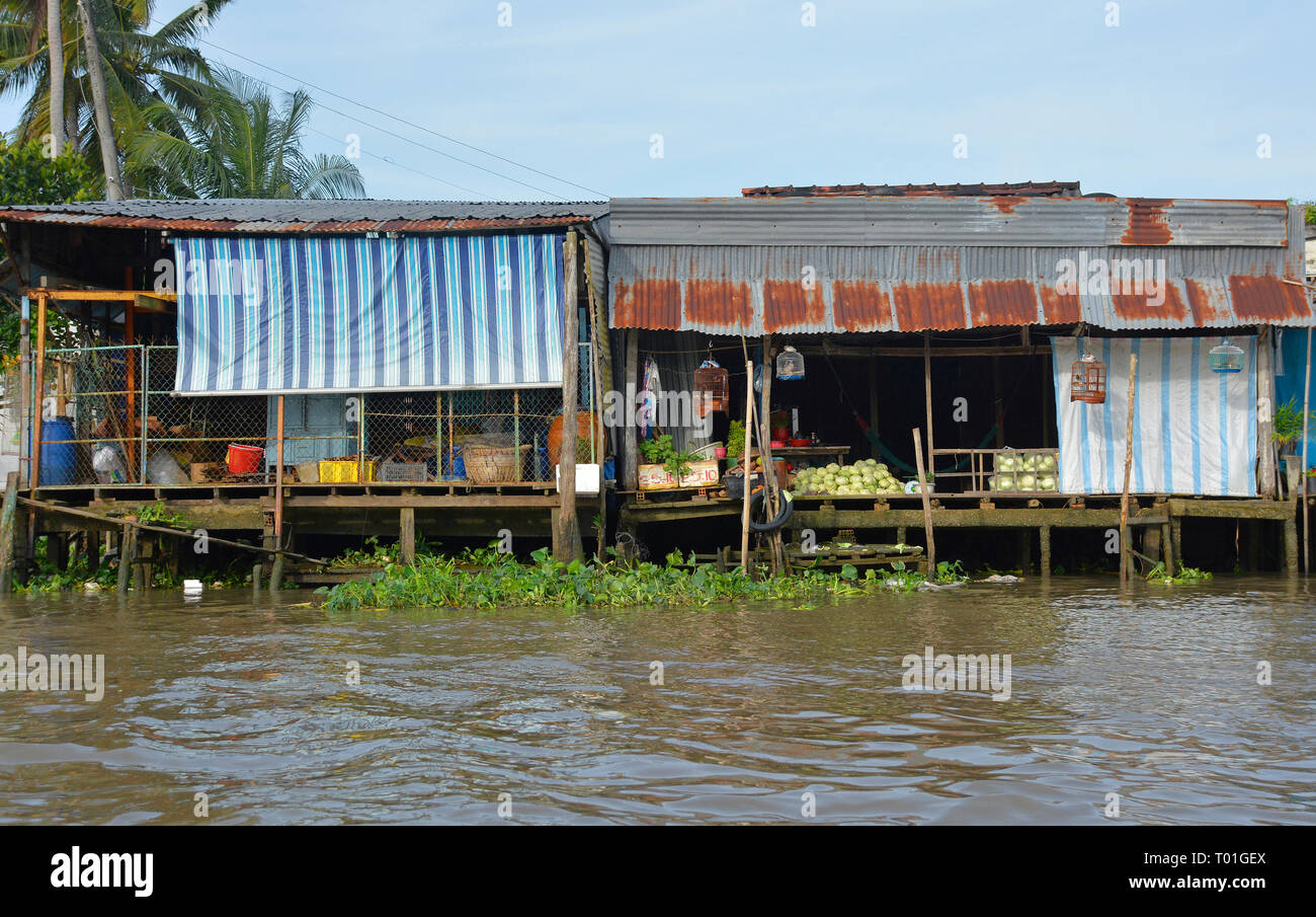 Phong Dien, Vietnam - am 31. Dezember 2017. Häuser am Phong Dien schwimmenden Markt in der Nähe von Can Tho im Mekong Delta Stockfoto