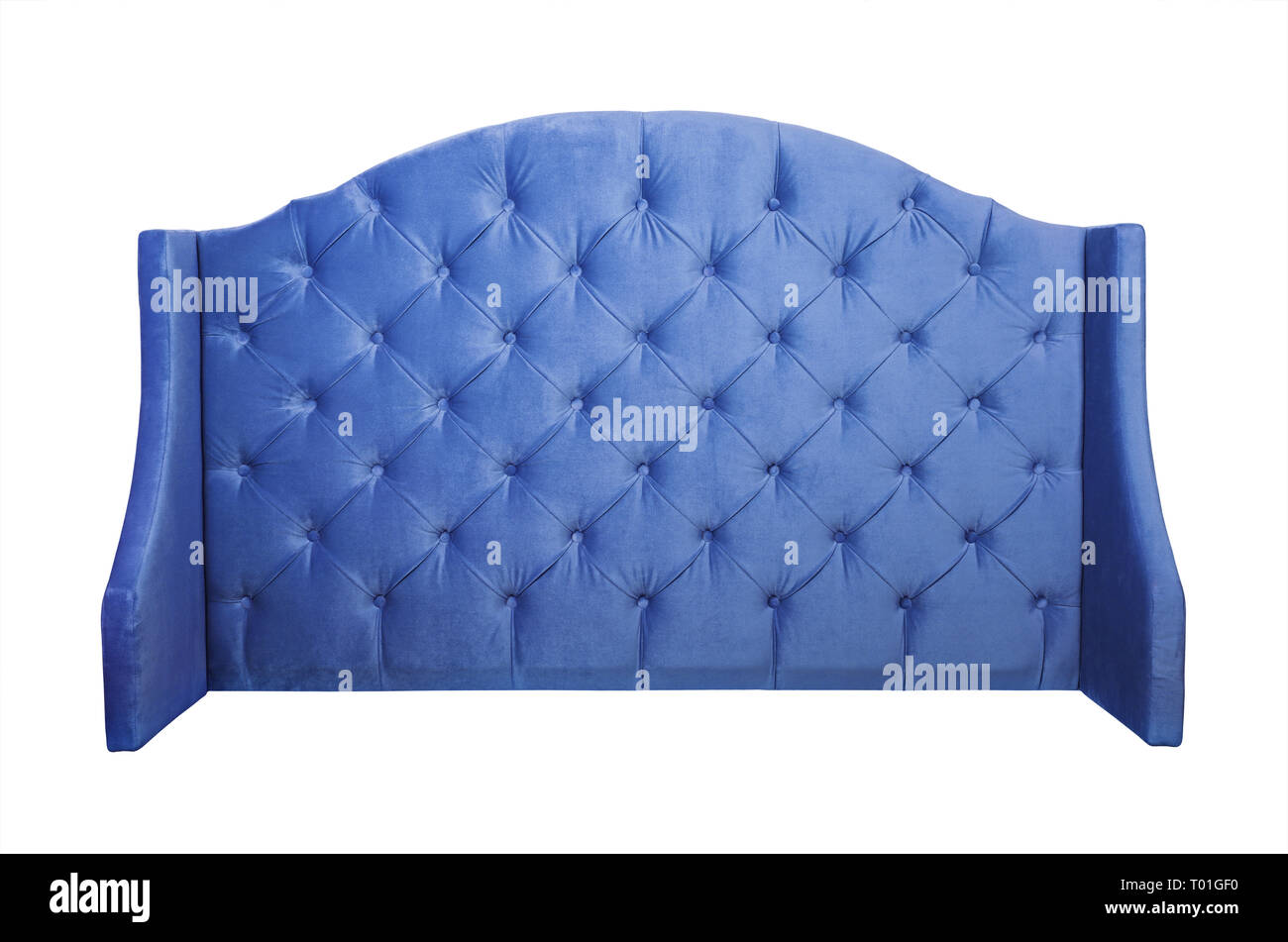 Geformte Indigo Blau soft velvet Fabric capitone Bett Kopfteil aus Chesterfiels style Sofa, auf weißem Hintergrund, Vorderansicht Stockfoto