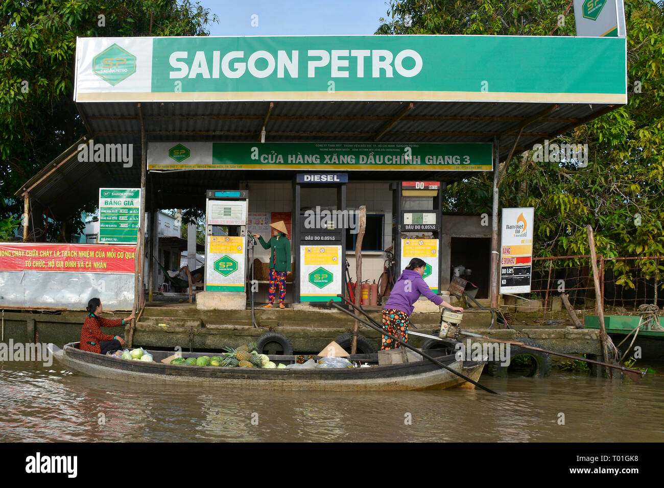 Phong Dien, Vietnam - am 31. Dezember 2017. Ein Markt Boot hält auf dem Fluss am Phong Dien schwimmenden Markt tanken in der Nähe von Tho im Mekong Delt können Stockfoto