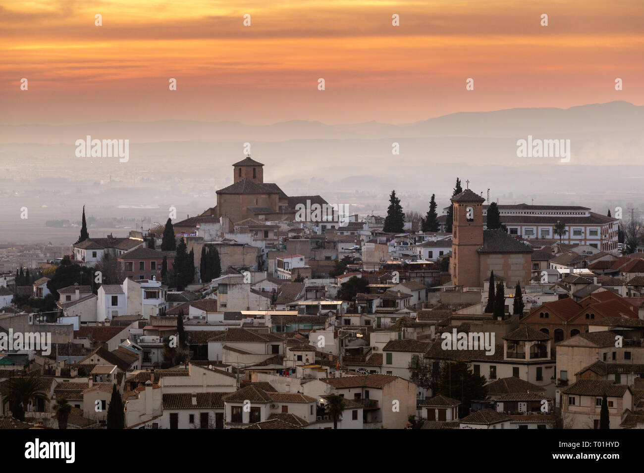 Die Kirchen von San Cristóbal und El Salvador und das Albaicín-Viertel von Granada kurz nach Sonnenuntergang Stockfoto