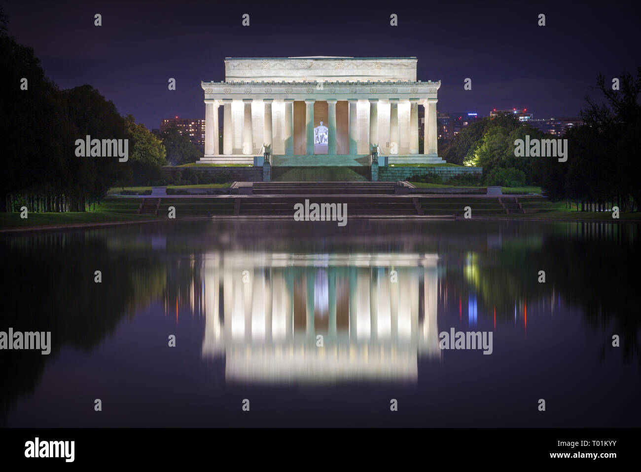 Lincoln Memorial bei Nacht mit Reflexion im Pool Stockfoto