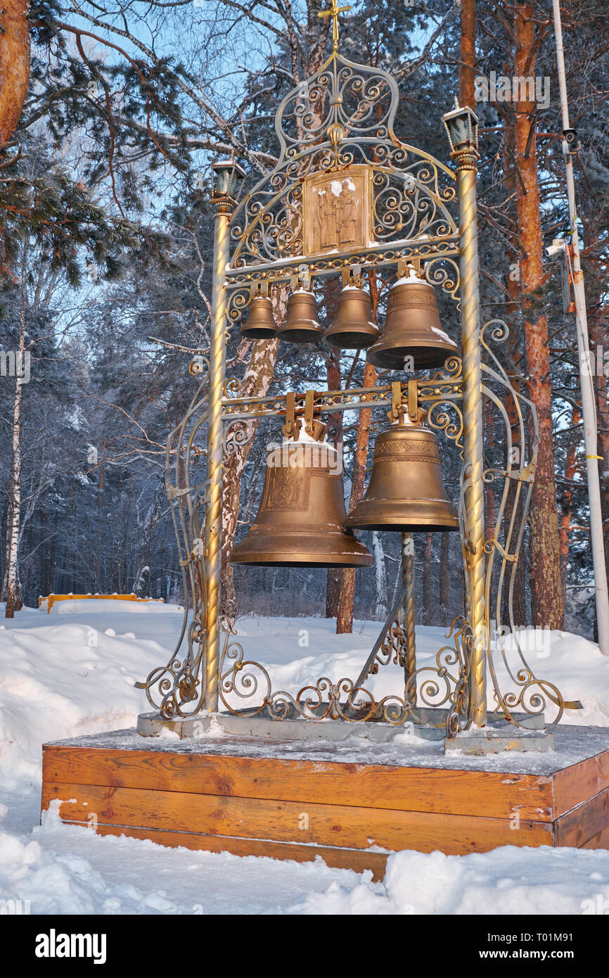 TOMSKAYA PISANITSA, Russland - Januar 04, 2019: Glocken in der Nähe von Kapelle zu Ehren der Heiligen Cyrill und Methodius Stockfoto
