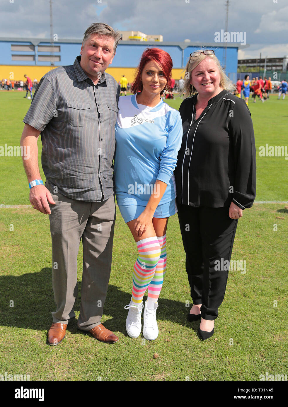 May 31, 2014 - London, England, UK-Fußball SixFest, Mile End Stadium, London Foto zeigt: Amy Childs mit ihrer Mama und Papa Stockfoto