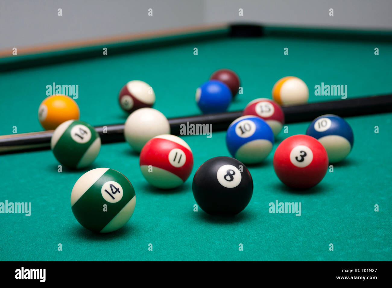 Viele Billardbälle und ein Cue-Closeup, Makroschuss von einem professionellen Billardtisch Stockfoto