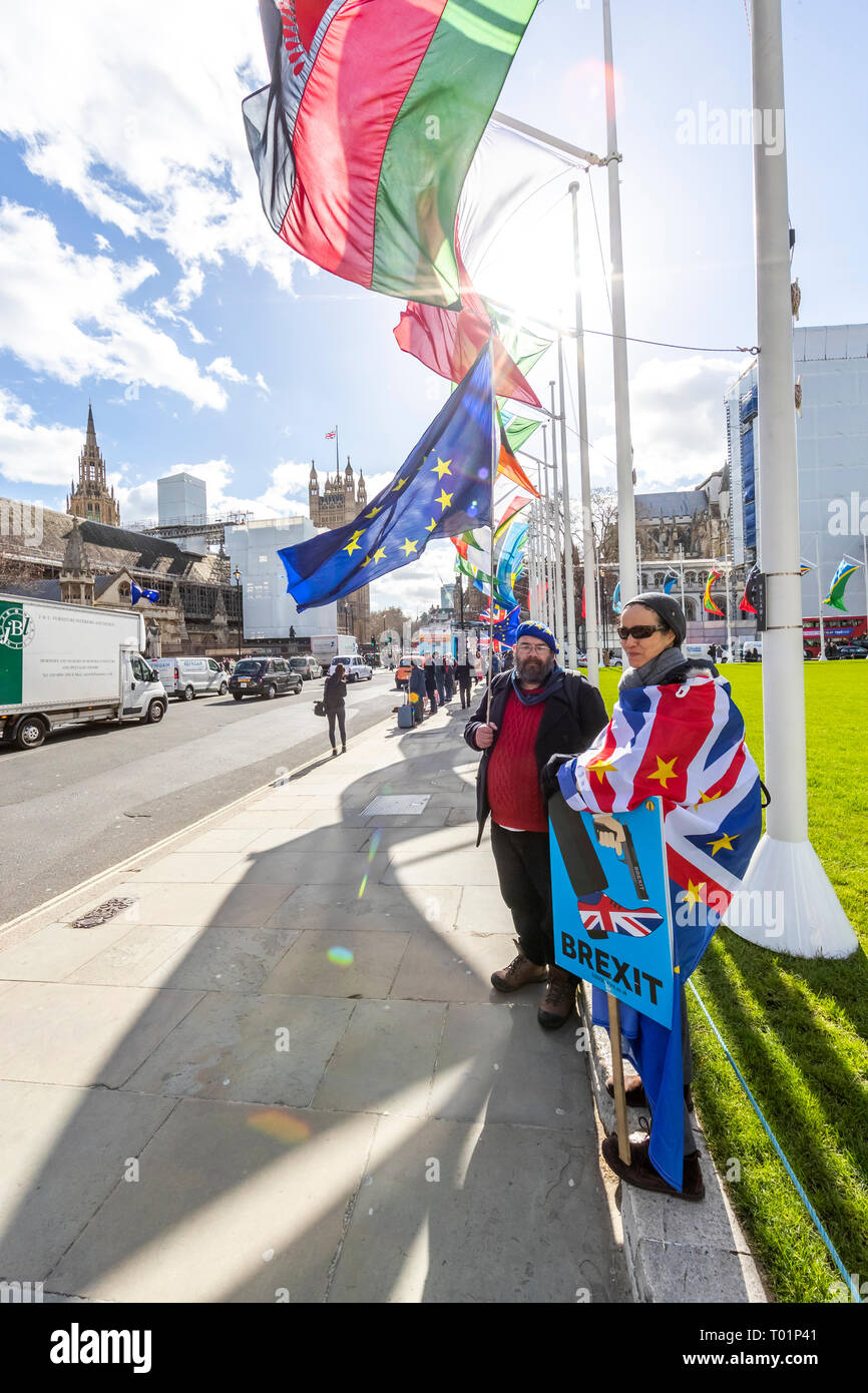 Brexit für und gegen Demonstranten in Parliament Square. Selbst in den Fuß poster Schießen. Stockfoto