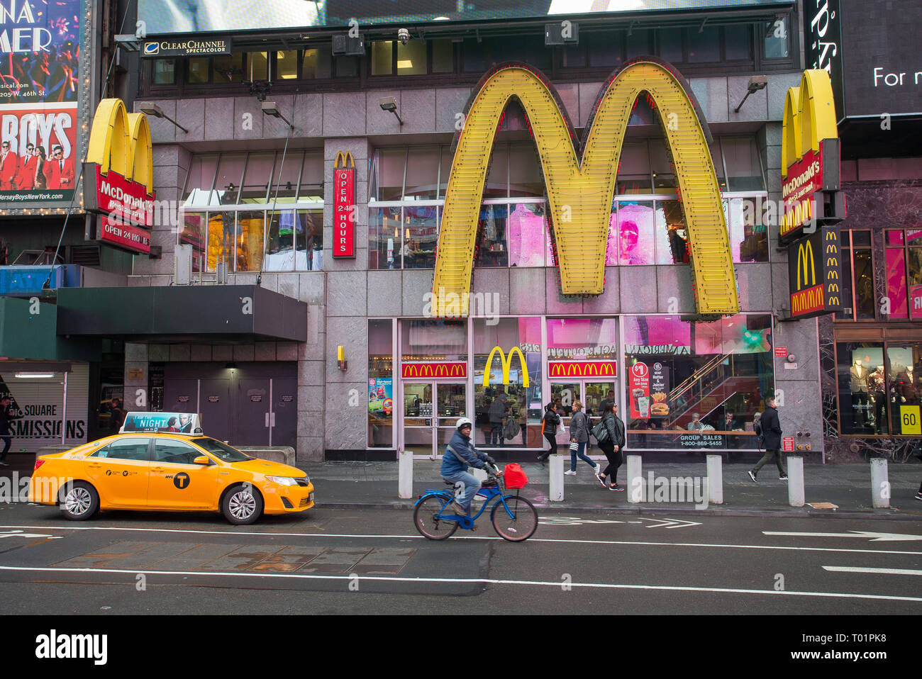 McDonald's Restaurant fast food in Times Square, New York City, NY, USA. Stockfoto