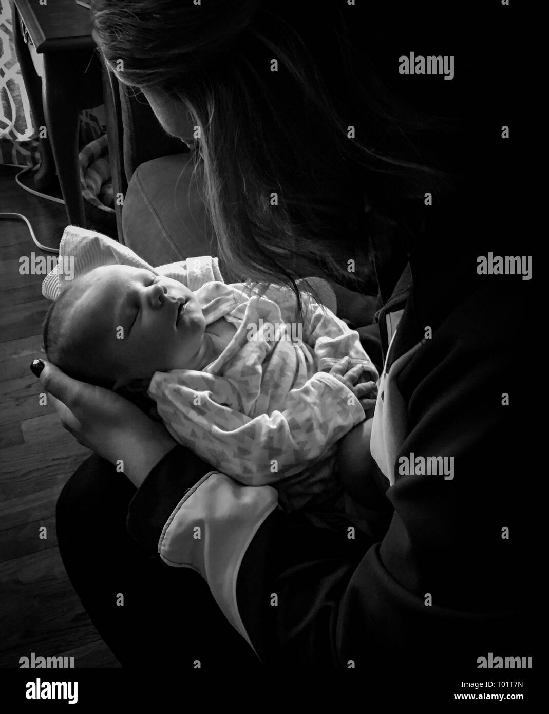 Friedliche Bild der Mutter holding newborn baby am ersten Tag aus dem Krankenhaus nach Hause. Exzellent für Muttertag, Pro Life/pro Wahl Artikel Stockfoto