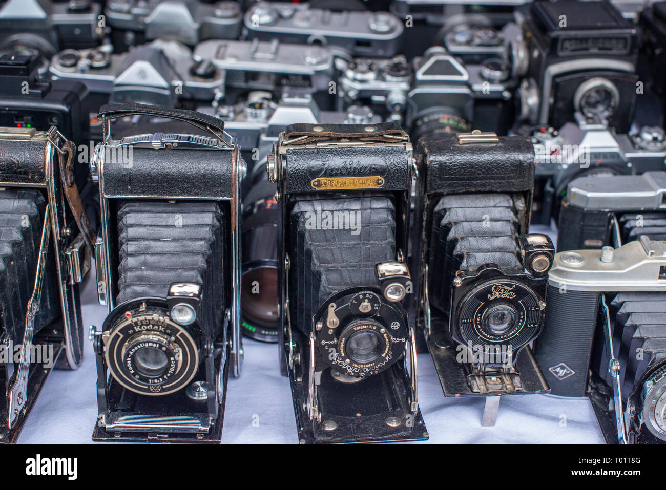 Antiquierte Kameras am Naschmarkt Linke Wienzeile Flohmarkt Antikmarkt. Wien.  Österreich Stockfotografie - Alamy