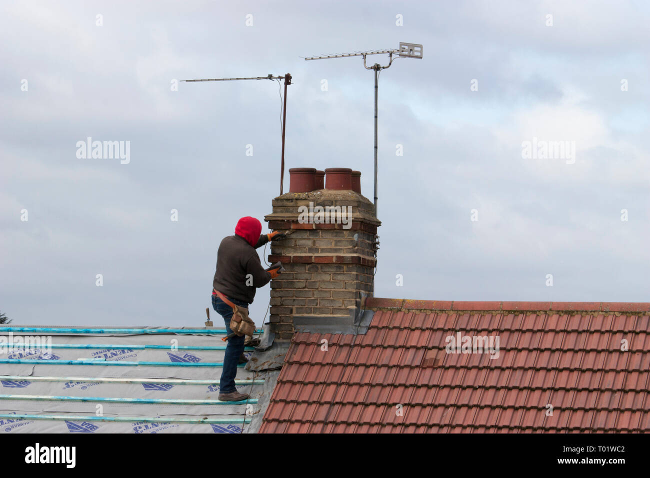 Dachdecker, Dachdecker, Zement, Mörtel auf Schornstein mit Antenne auf dem  Dach des Hauses in East London Stockfotografie - Alamy