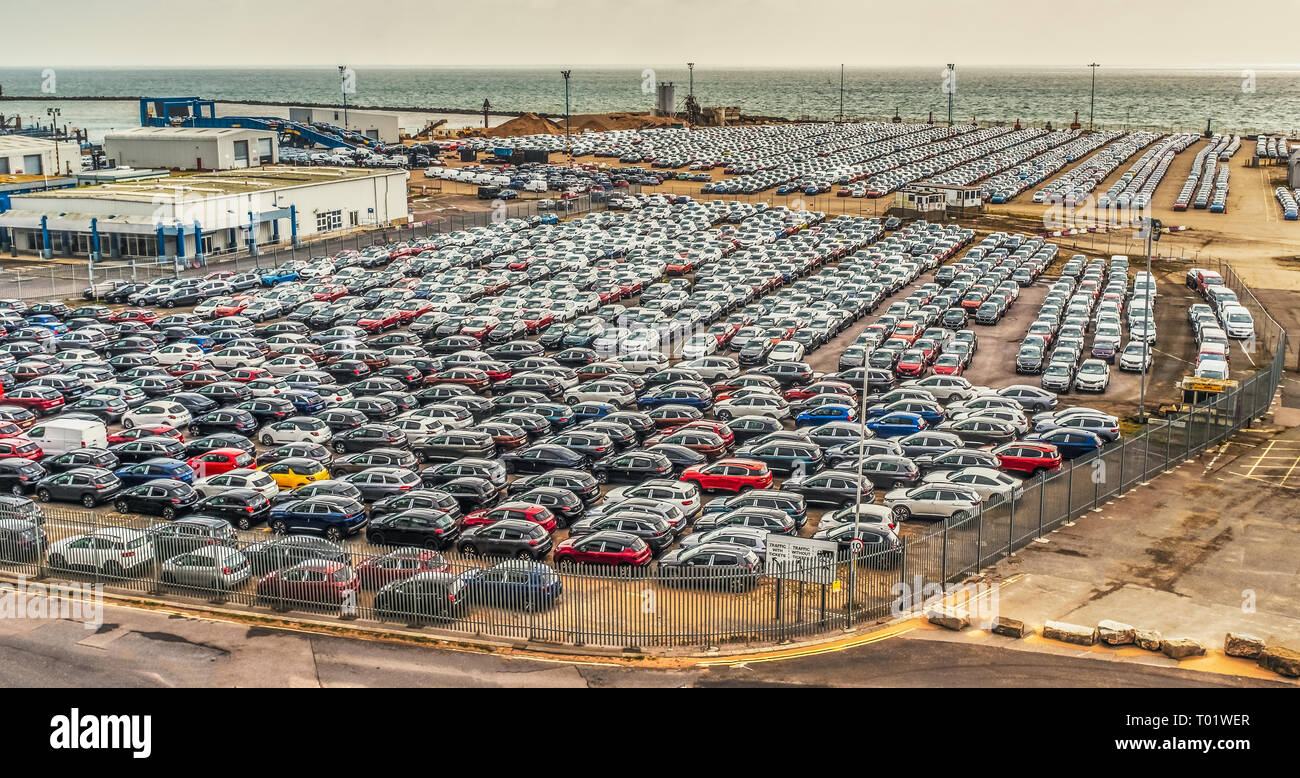 Ramsgate, Großbritannien - 9. März 2019. Neue Autos fast Füllen der Hafen von Ramsgate Royal Harbour importiert. Dies ist ein ungewöhnliches Auftreten und können sich beziehen auf Stockfoto