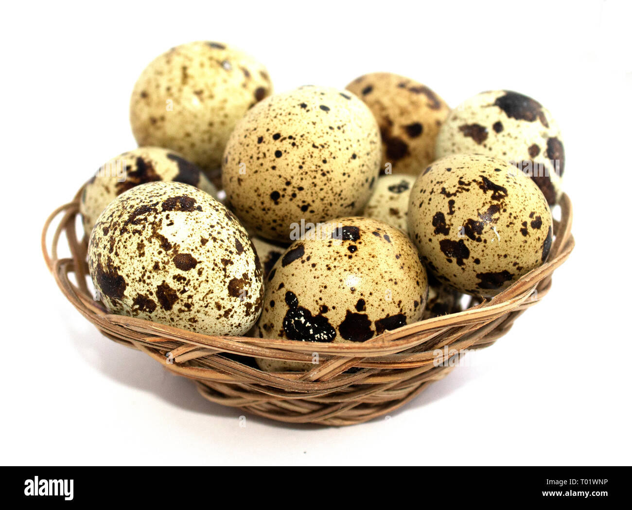 Wachtel Eier in einem Korb auf einem weißen Hintergrund. Proteindiät. Gesunde Ernährung. Unscharfer Fokus. Stockfoto