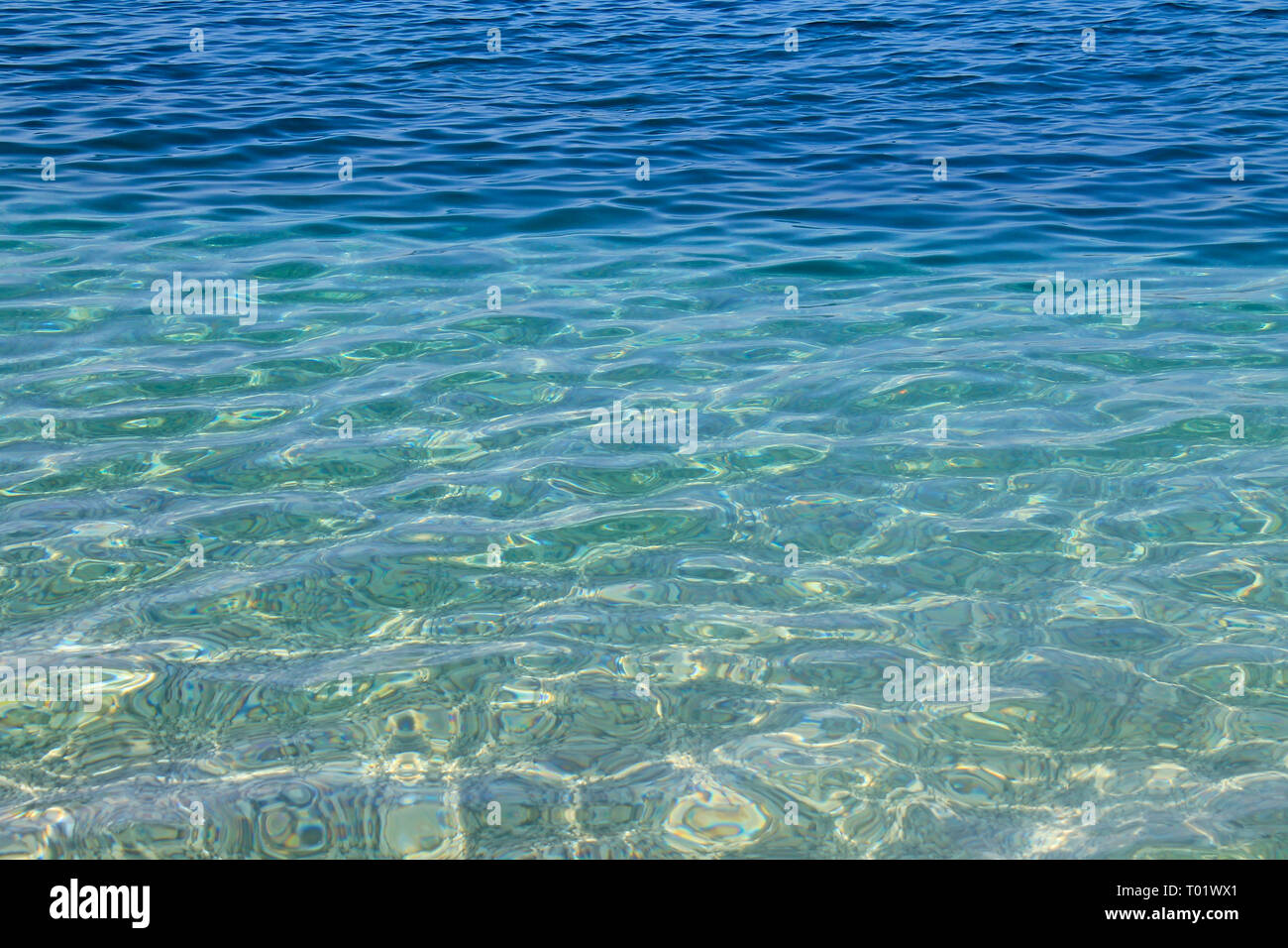 Transparente kristallklare Meer Wasser und Kieselsteinen, Sommer Meer Wasser Hintergrund. Stockfoto