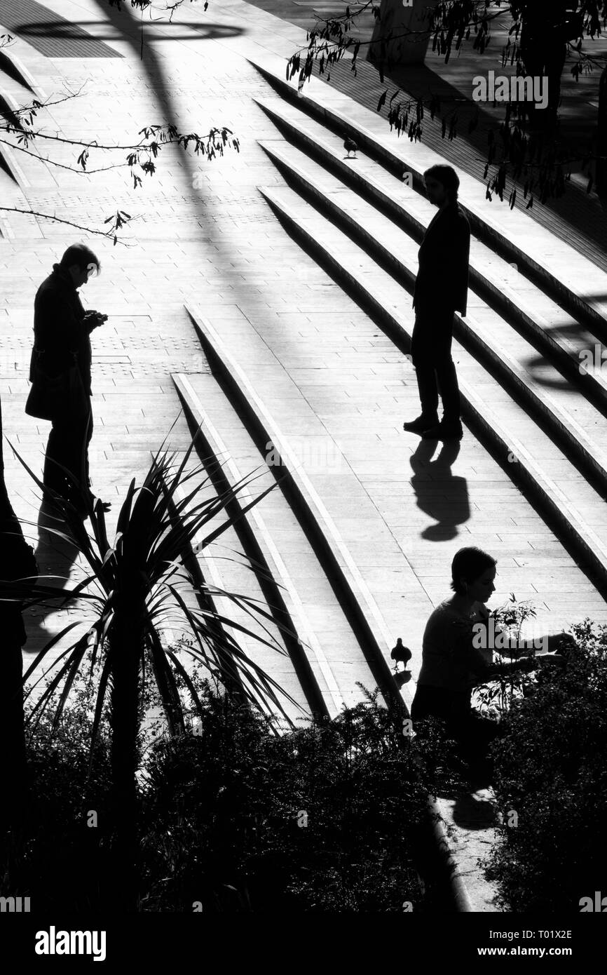 London schwarz und weiß Street Fotografie: Silhouetten, South Bank, London, UK Stockfoto