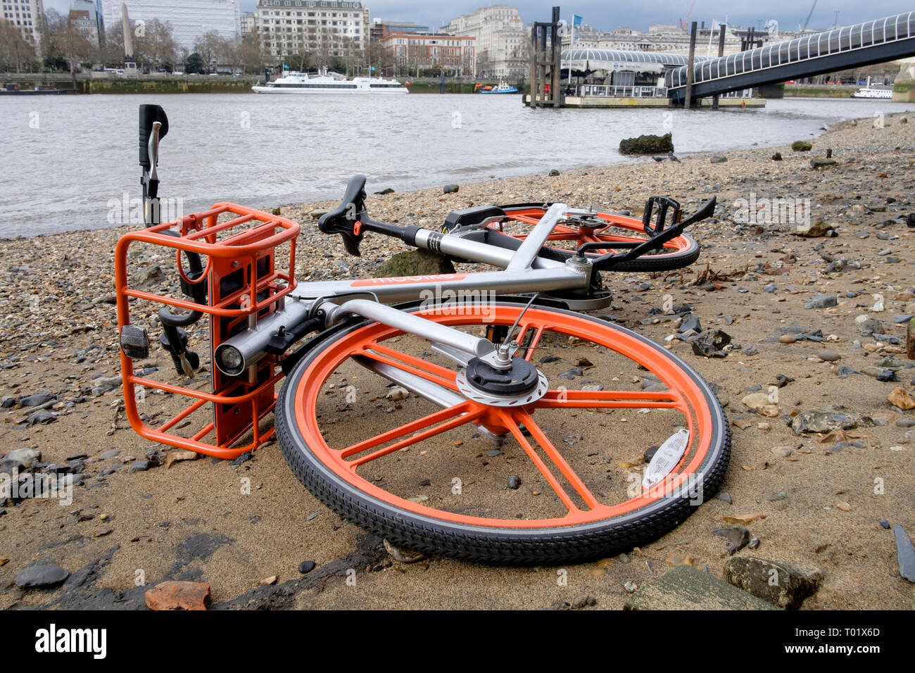 Mobike Zyklus Kostenteilung Fahrrad am Ufer der Themse, London aufgegeben. Stockfoto