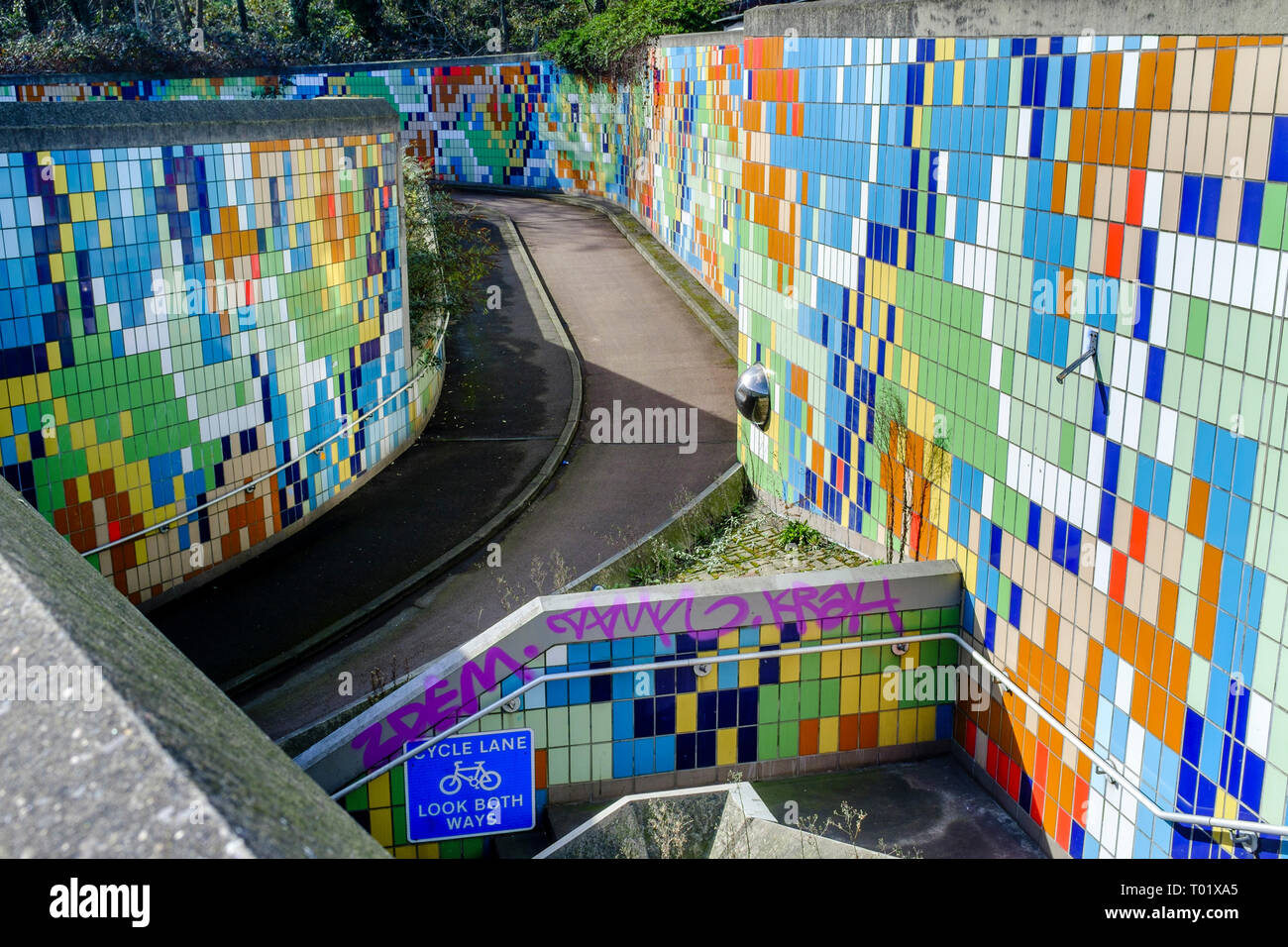 Hell gefliest Fußgängerunterführung, London. Großbritannien Stockfoto