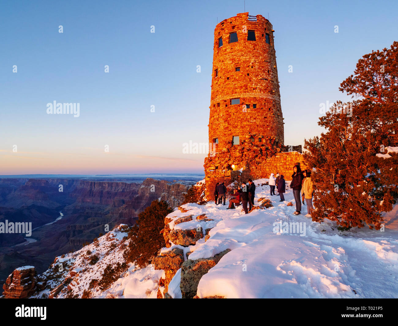 Touristen am Desert View Watchtower und übersehen. Grand Canyon National Park, Arizona. Stockfoto