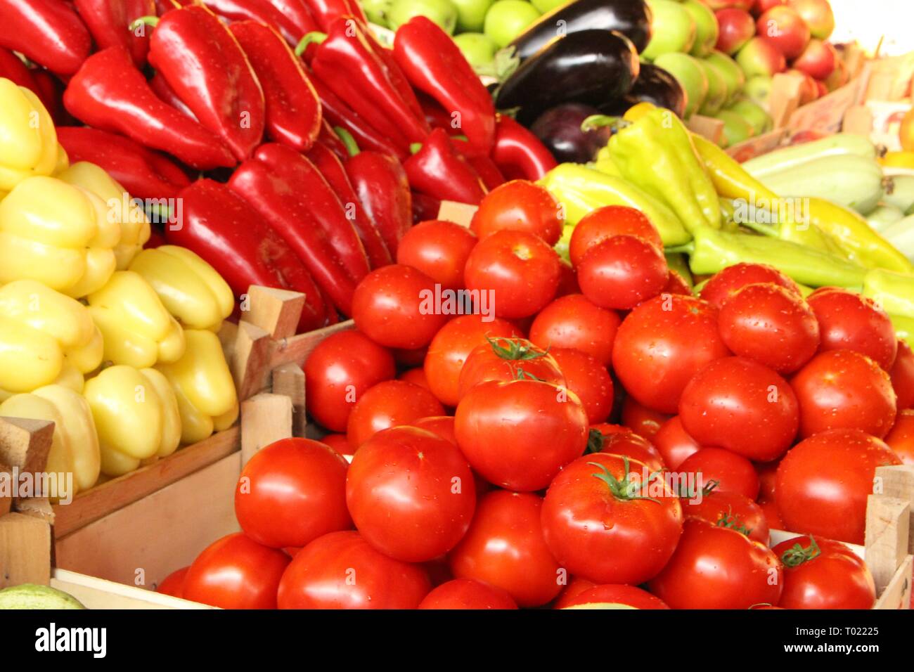 Rote Paprika, Auberginen und Tomaten in Holzkiste bei Farmers gesamten Lebensmittelmarkt Stockfoto