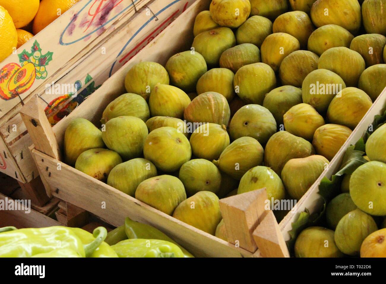 Frische Feigen in der Kiste bei Farmers gesamten Lebensmittelmarkt Stockfoto