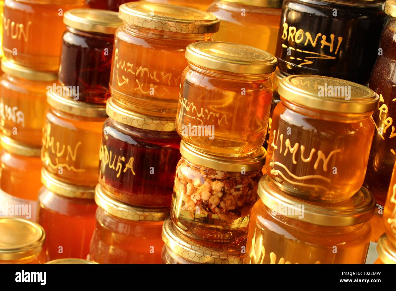 Gläser Honig bei Farmers gesamten Lebensmittelmarkt Stockfoto