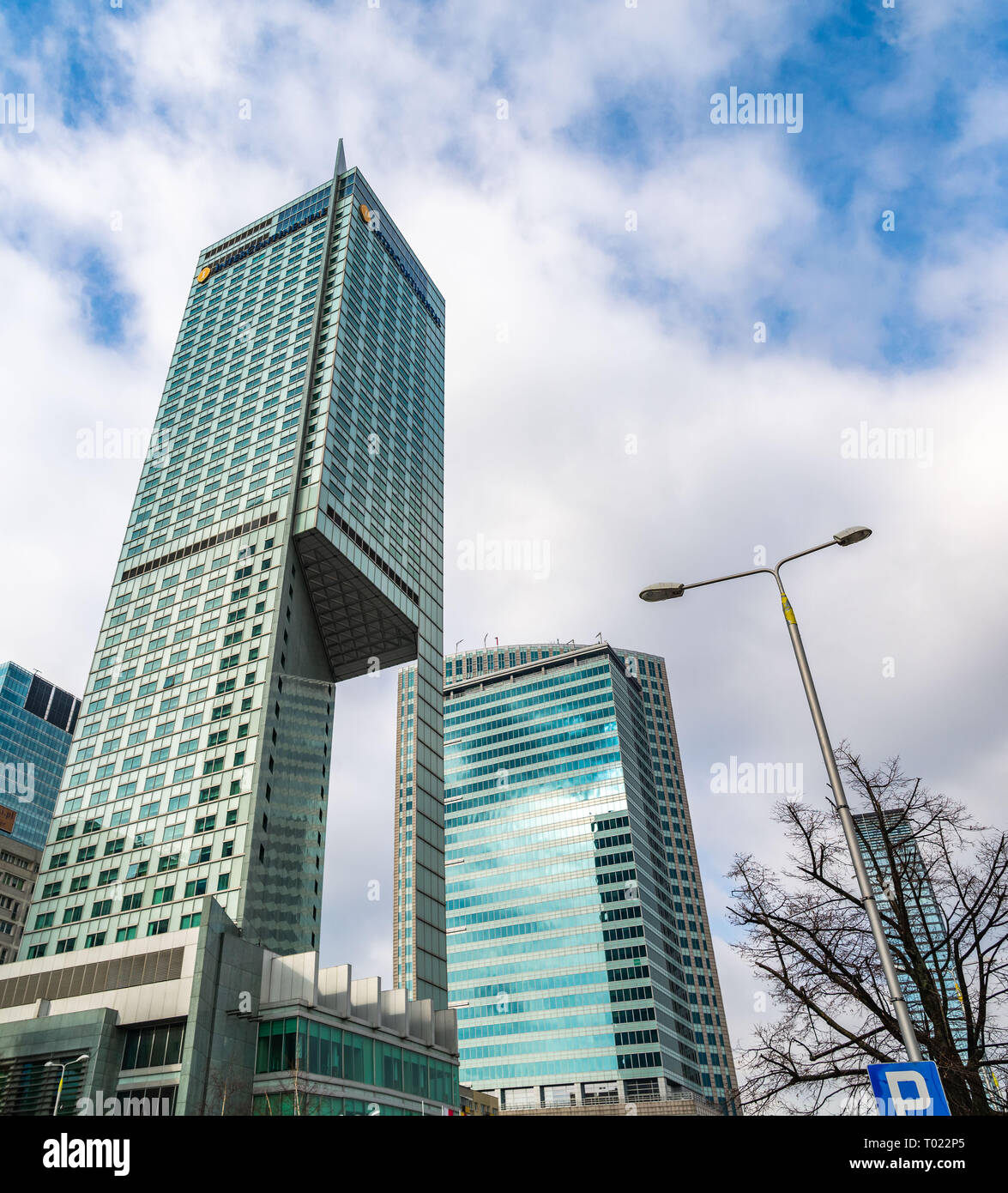 Gläsernen Wolkenkratzern von unregelmäßiger Form. Ansicht von unten. Abstrakte architektonisches Detail corporate Gebäude geeignet als Hintergrund Stockfoto
