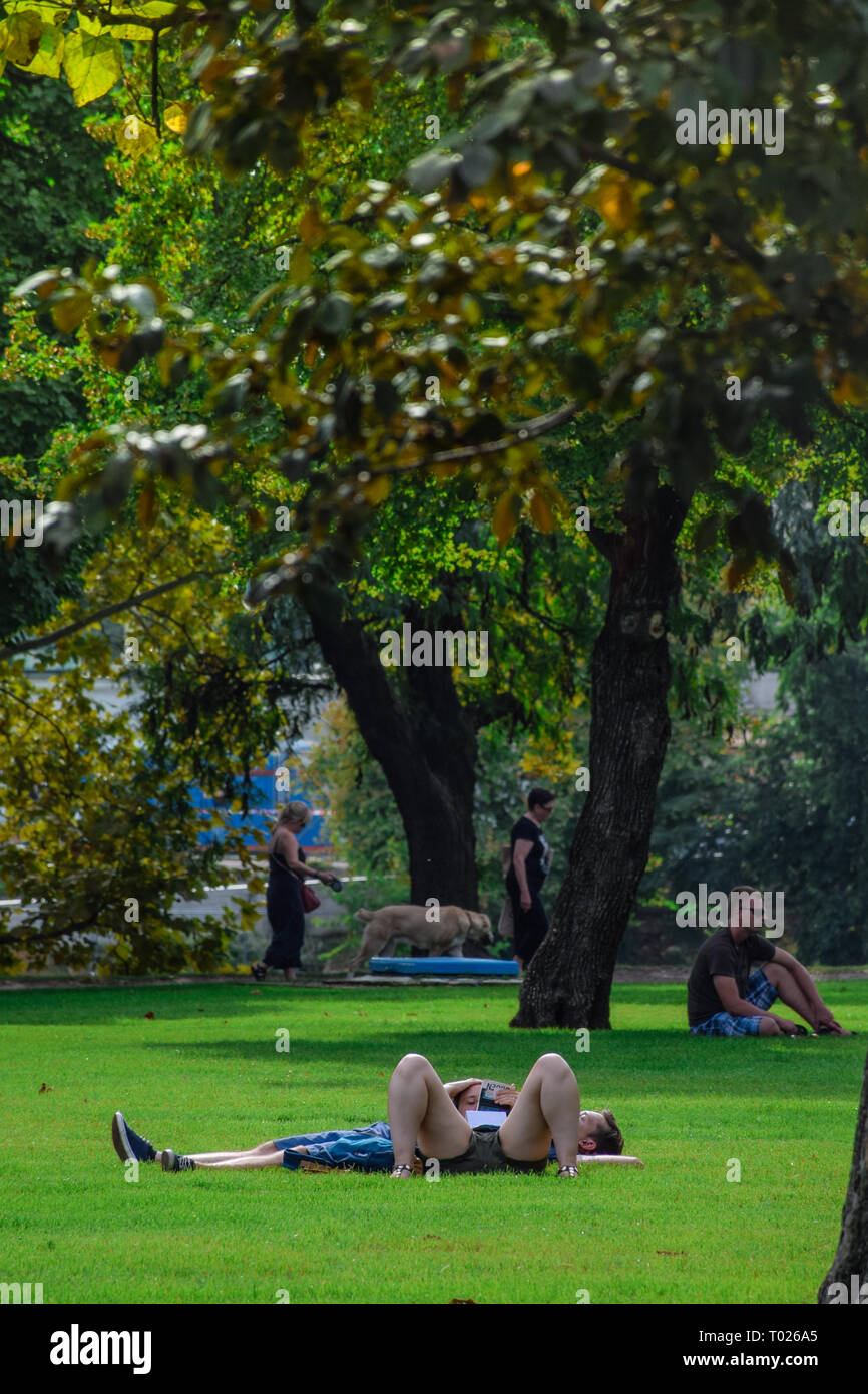 Budapest, Ungarn, September, 13, 2019 - Leute, die Aktivitäten in V rosliget Park ina Ein sonniger Tag: Lesen, Wandern, Entspannen, Sonnenbaden Stockfoto