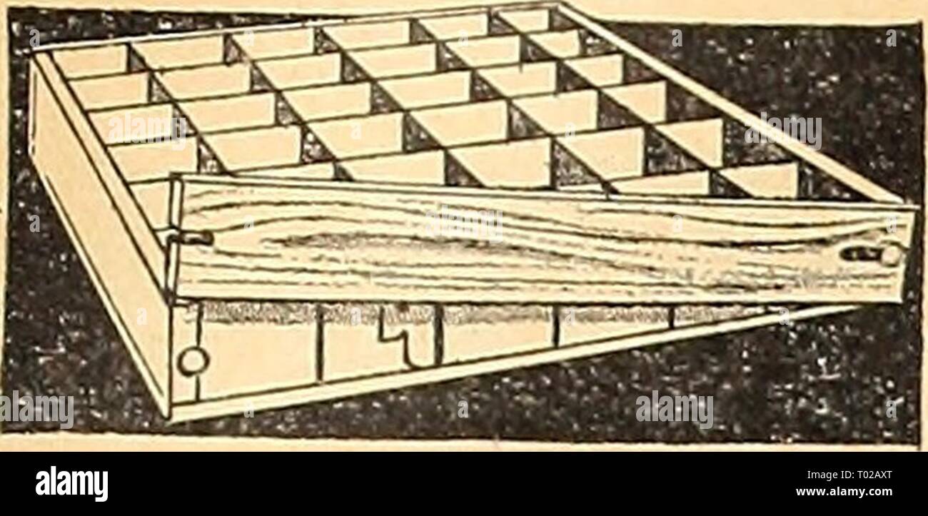 Dreer's Garden buchen Sie für 1944: Sechs üppigen Gemüse für jeden Garten. dreersgardenbook 1944 henr Jahr: 1944 Garten Wohnungen â â ''â â â¢ 1' - 1. i V Garden Flat Aus wahl Bauholz und so ausgelegt, dass die Vorderseite ist abnehmbar. Dieser Pro-mits schieben die Töpfe, ohne die Wurzeln. Nr. 1 Garten Wohnung mit zwei 36-Zoll-Töpfe 85 c Jeder; 6 für $ 4,75. Nr. 3 Carders Flaf mit 16 drei Zoll Töpfe 85 c Jeder; 6 für $ 4,75. Kraftpapier Board Töpfe separat erhältlich, falls gewünscht. 2-Zoll 100 für 95 c; 1000 für $ 8,25, Prepaid. 3 Zoll 100 für $ 1,25; 1000 für $ 11.00, Prepaid. Kraftpapier Board Töpfe Pygmy Greenh Stockfoto