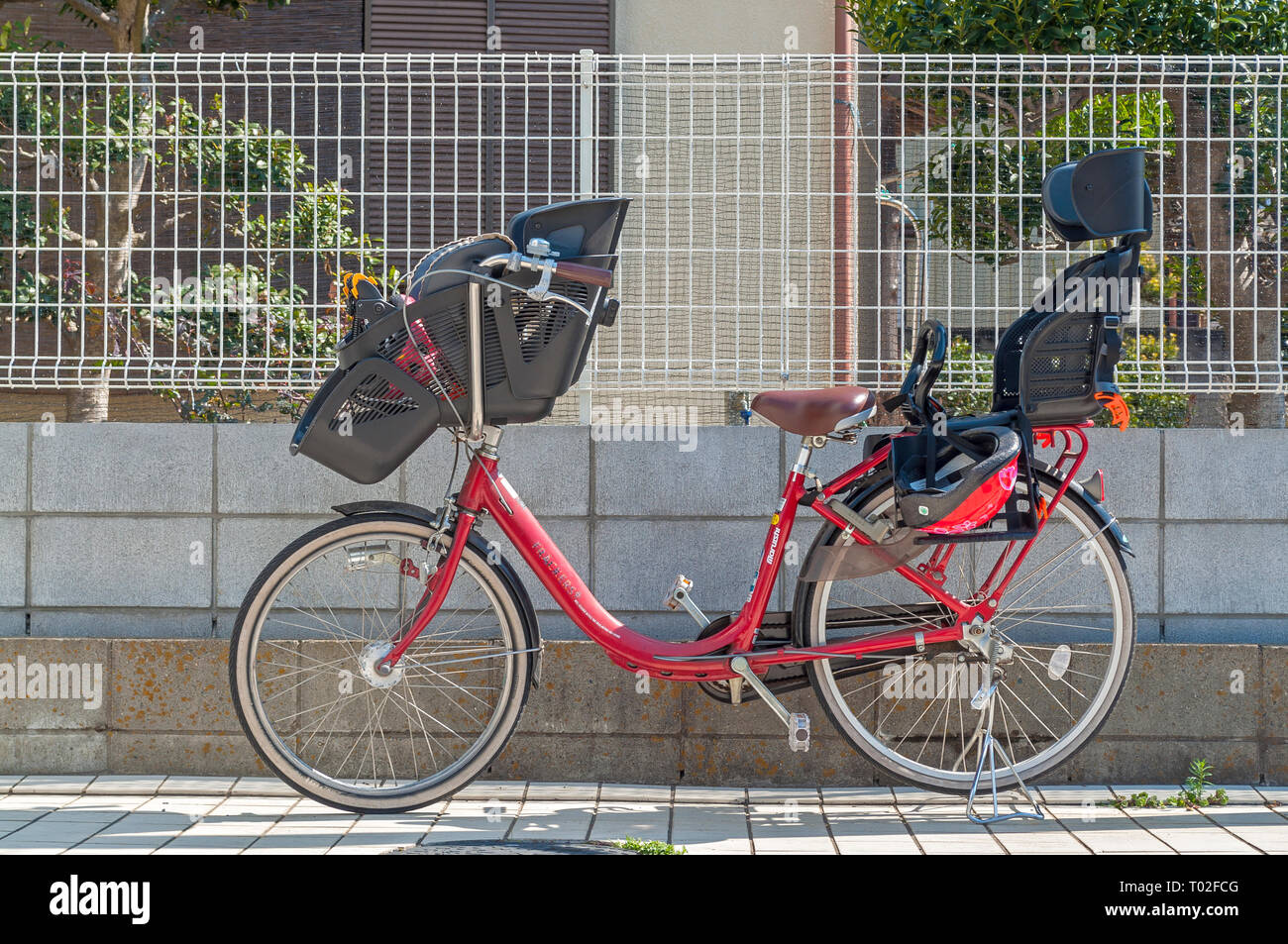 Nagareyama, Chiba, Japan - März 9, 2019 ‎ ‎: eine mamachari Fahrrad Park vor einer Klinik in Nagareyama, Japan Stockfoto