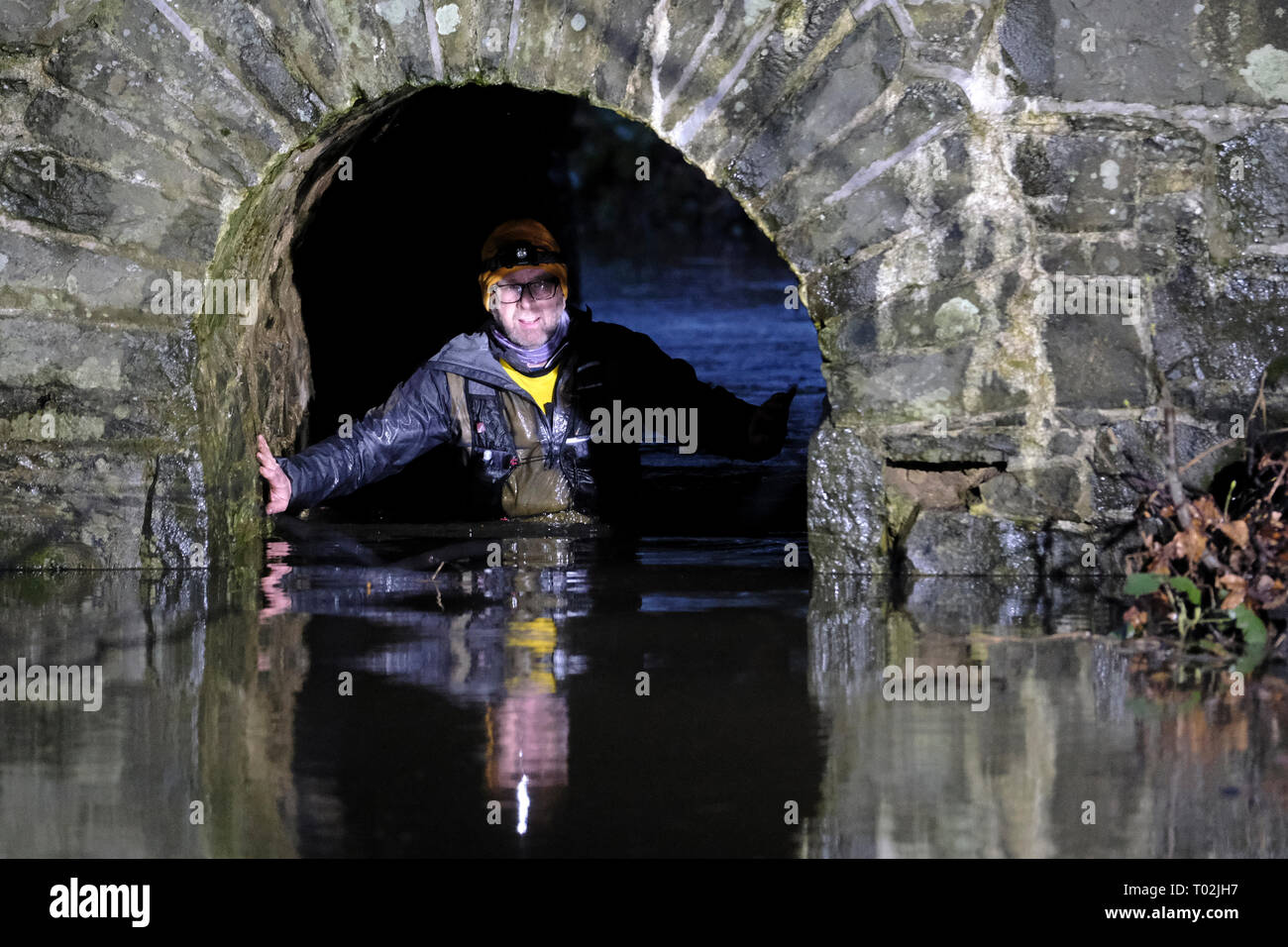 INNERLEITHEN, Traquair House & Immobilien, UK. 16.Mär.2019. 13 mächtigen Deerstalker Adventure Race Bildunterschrift: Läufer nehmen Teil an der Herausforderung des Mächtigen Deerstalker, Wasser gefahren, nur eines der Hindernisse, die die 13 mächtigen Deerstalker, Rat Race, Abenteuersport. Die Ausgefallensten, nachts, Trail Running Event im BRITISCHEN Kalender 3000 hardy Trailrunner wird in Richtung Traquair House, Innerleithen, in den schottischen Borders, für die Mächtigen Deerstalker, der größten und härtesten 'des o in themed Tweed "Nacht ausführen, um in Großbritannien inszeniert werden. (Foto: Rob Grau) Stockfoto