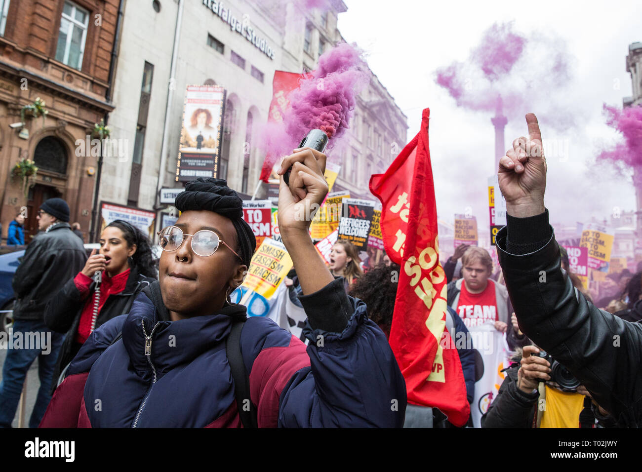 London, Großbritannien. 16. März, 2019. Tausende von Menschen durch die Innenstadt von London im März gegen Rassismus Demonstration auf UN-Anti-rassismus Tag vor dem Hintergrund der weit mehr rechten Aktivismus rund um die Welt und ein Terroranschlag gestern auf zwei Moscheen in Neuseeland durch eine rechtsextreme, die Linke 49 Menschen getötet und weitere 48 verletzt worden. Credit: Mark Kerrison/Alamy leben Nachrichten Stockfoto