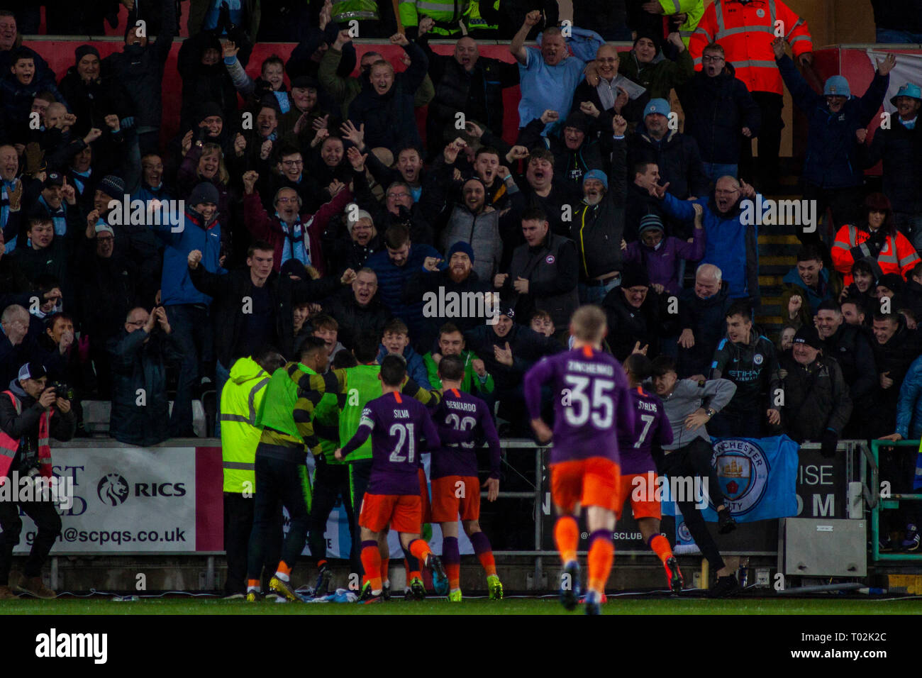 Swansea, Großbritannien. 16. März 2019. Manchester City Spieler feiern nach ihrem 3. und gewinnender Ziel vor ihren Weg Fans. Die Emirate FA-Cup, Viertelfinale dieses Bild dürfen nur für redaktionelle Zwecke verwendet werden. Nur die redaktionelle Nutzung, eine Lizenz für die gewerbliche Nutzung erforderlich. Keine Verwendung in Wetten, Spiele oder einer einzelnen Verein/Liga/player Publikationen. pic von Andrew Orchard sport Fotografie/Alamy leben Nachrichten Stockfoto