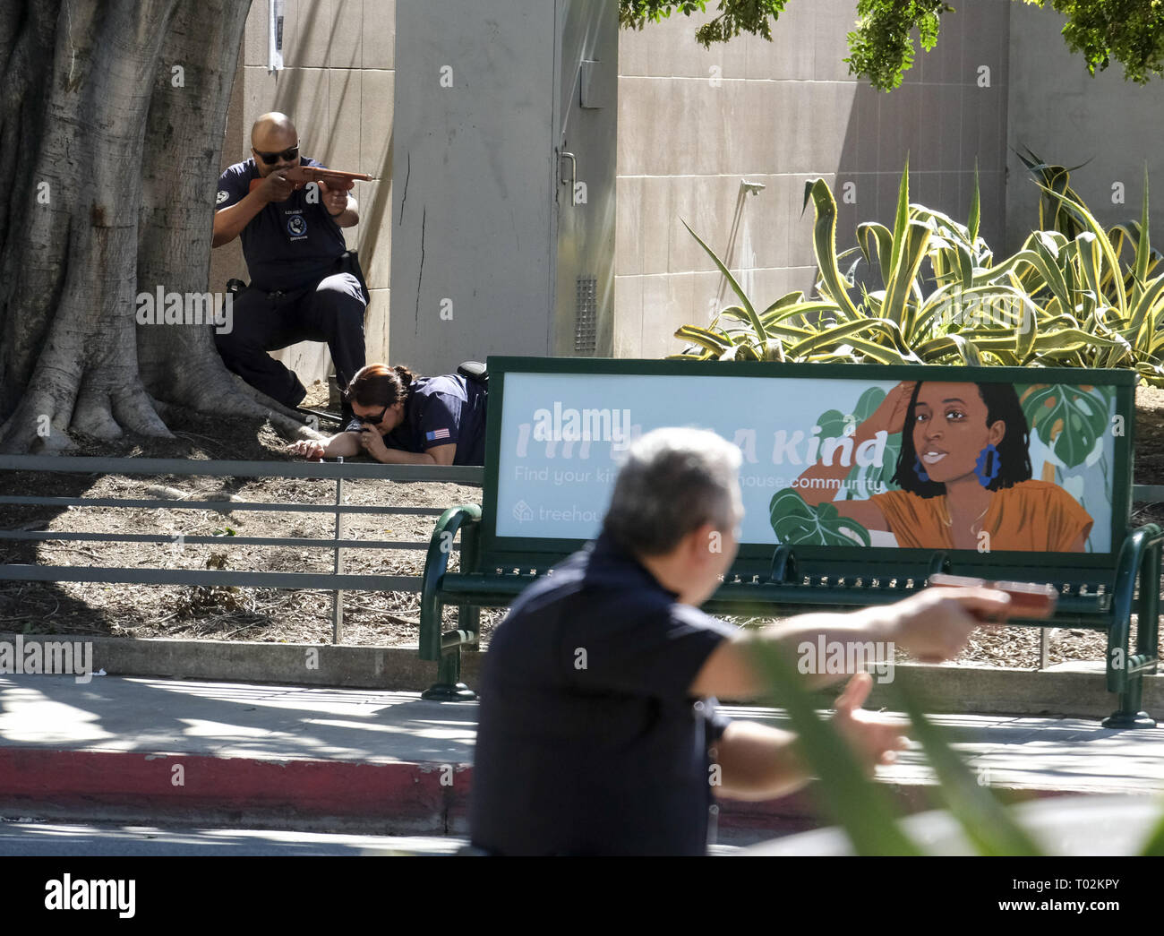 Los Angeles, Kalifornien, USA. 16 Mär, 2019. Polizeibeamte in Aktionen während eines multi-Agentur active shooter Antwort Ausbildung bei Los Angeles City Hall in Los Angeles, Kalifornien, 16. März 2019. Die Veranstaltung, die von der Polizei von Los Angeles. Mehr als 100 Polizisten aus verschiedenen Agenturen zusammen mit dem LAPD, U.S. Drug Enforcement Agency, US-Marshall's Service, der schützenden Polizei, L.A. Sheriff's Department, California Highway Patrol, L.A. Stadt allgemeine Dienstleistungen, L.A. Feuerwehr und des Bürgermeisters Crisis Response Team. Credit: Ringo Chiu/ZUMA Draht/Alamy leben Nachrichten Stockfoto